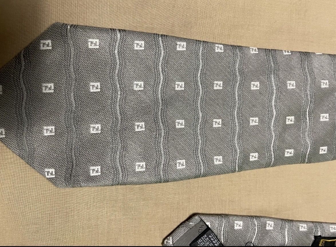 Fendi Cravatte: Fendi Cravatta di seta con logo-uomo-glamour  – Nuovo (secondo la descrizione) da Gordevio venduto da LanaZimm 1
