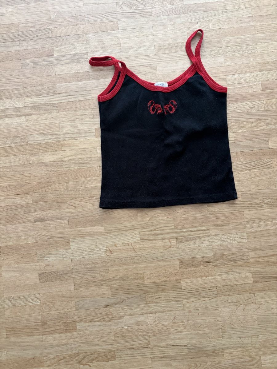 Brandy Melville Top: Top mit Drachen – Usato da Zürich venduto da car_7h6s