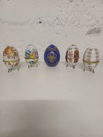 Porzellan-Souvenir-Eierdosen im Fabergé-Stil (5 Stück).