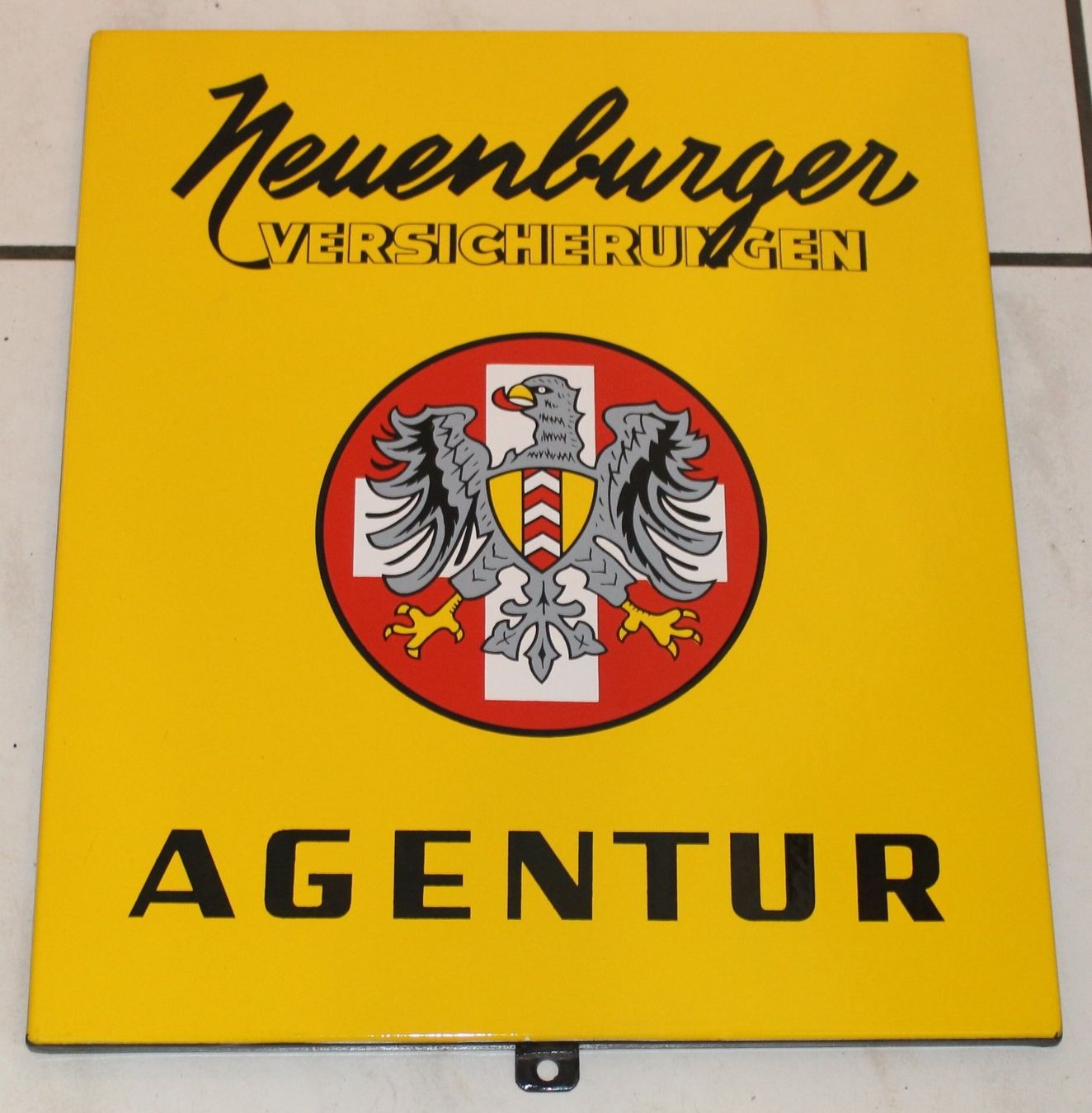 Insegne: Neuenburger Versicherungen Agentur Emailschild CH – Usato da Lüchingen venduto da Aw67