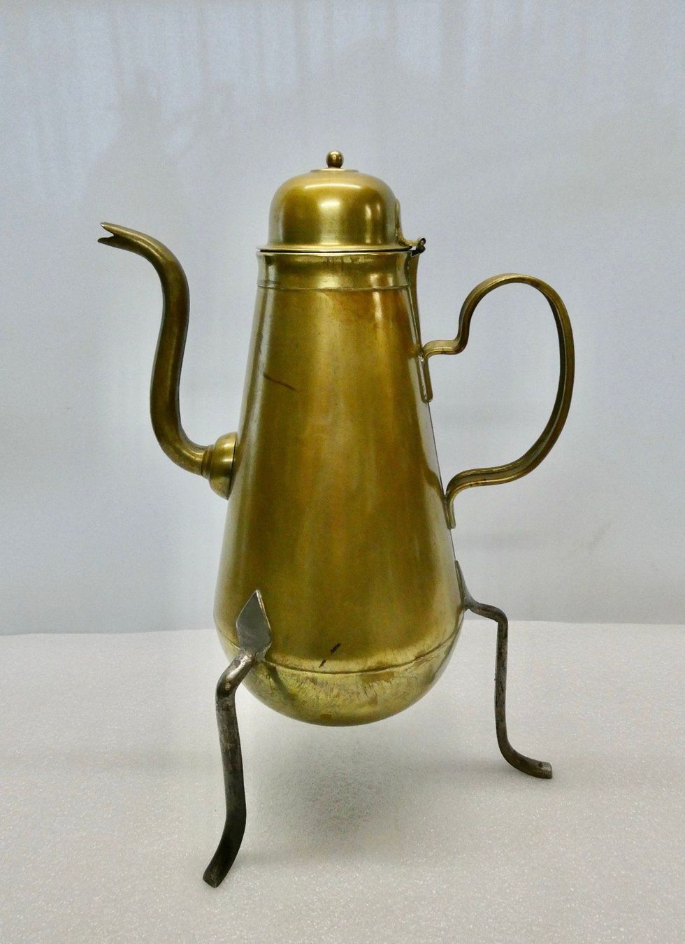 Caraffe: antike Deckelkanne mit filigranen Füsschen – Usato da Lüchingen venduto da Eeizo