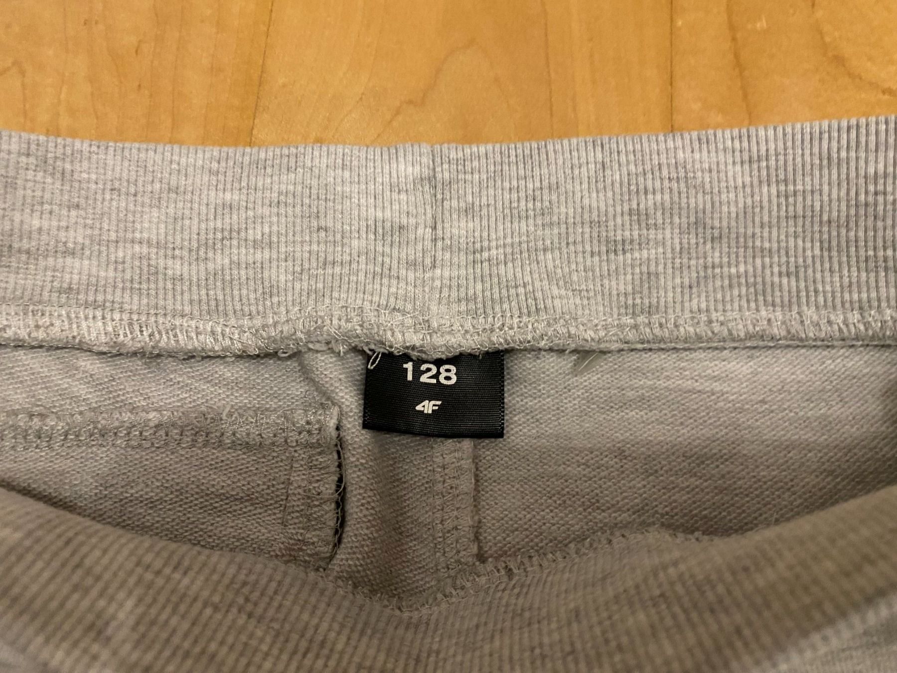 Pantaloni: Sporthose grau von 4F Gr. 128 – Nuovo (secondo la descrizione) da Flawil venduto da savoypremium 4