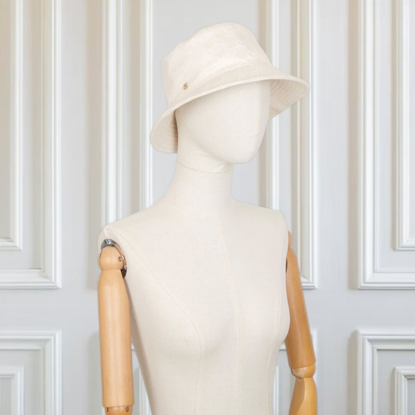 Gucci Copricapi, berretti & cappellini: Gucci Bucket hat GG beige Gr. 57 – Usato da Binningen venduto da Designerlabels 1