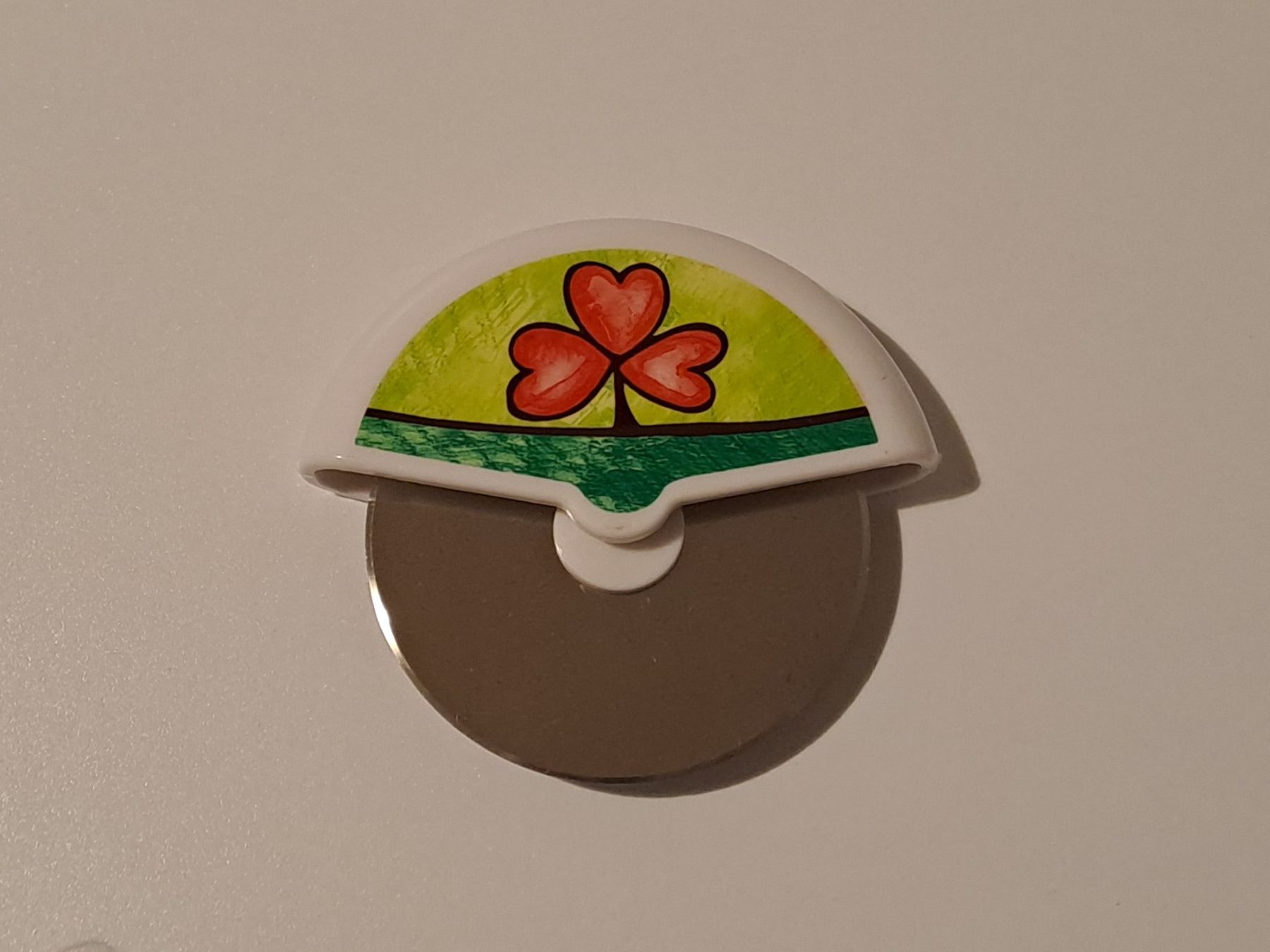 Küchenmesser: Pizzaschneider mit Glücksklee-Design- Neu+OVP – Neu und originalverpackt aus Schaffhausen von lucaalessandro 1