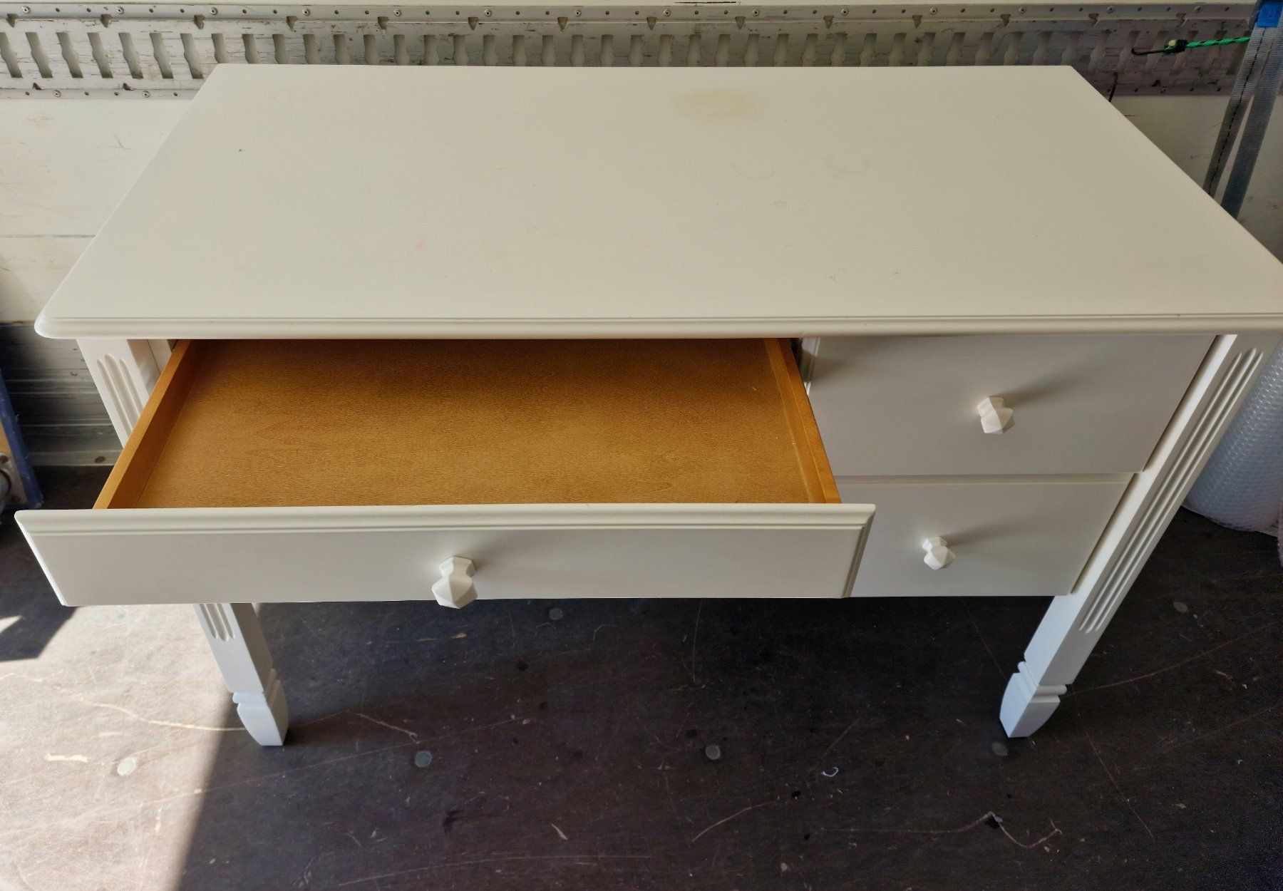 Scrivanie: White Desk with 3 Drawers in good Condition – Usato da Killwangen venduto da bmy_5rtt 3