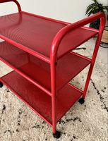Roter Vintage Lochblech Servierwagen / Rollwagen mit 3 Böden