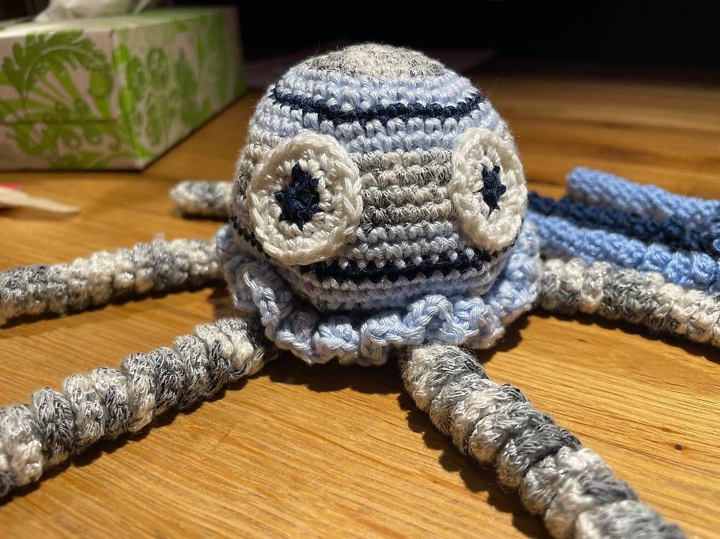 Spielzeuge: Handgehäkelt Octopus Hellblau und Dubkelblau – Gebraucht aus Scharans von csp_sbl5 1
