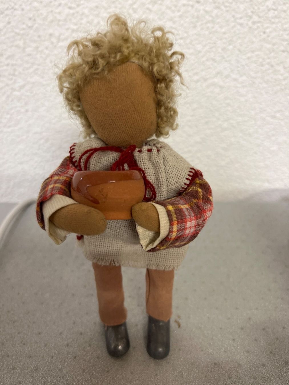 Figuren: Krippenfigur Knabe mit Baby – Gebraucht aus Maienfeld von 8796 1