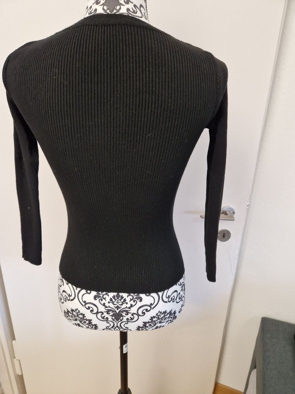 Zebra Pullover & Sweatshirts: 2 x Schwarze Damenpullover mit Cut-Out Gr. XS Neu! – Neu und originalverpackt aus Glattbrugg von mas_75t2 1