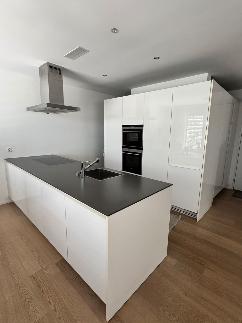 Boffi Cucine complete: Moderne Einbauküche inkl. Geräte – Usato da Stäfa venduto da Cyprea