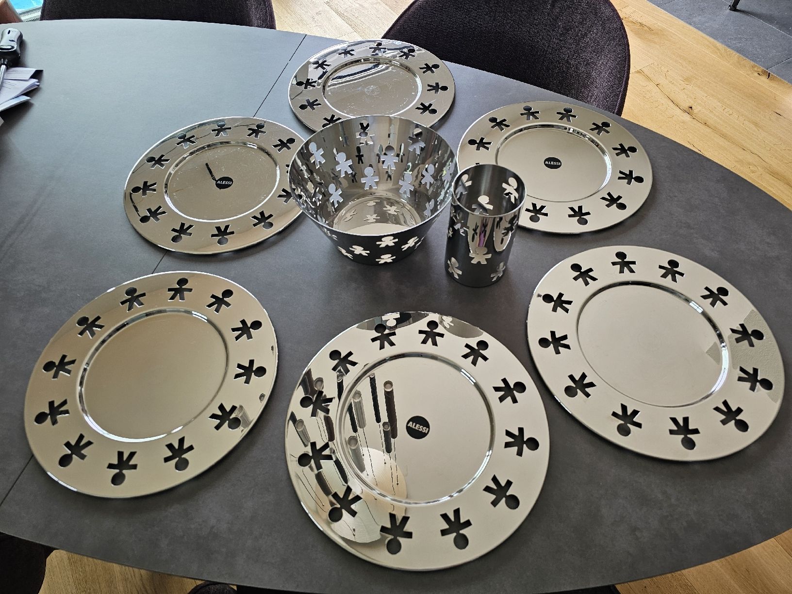 Alessi Set di piatti: Alessi Schale, Besteckbecher und 6 Platzteller. – Usato da Herznach venduto da Ursula_ 2