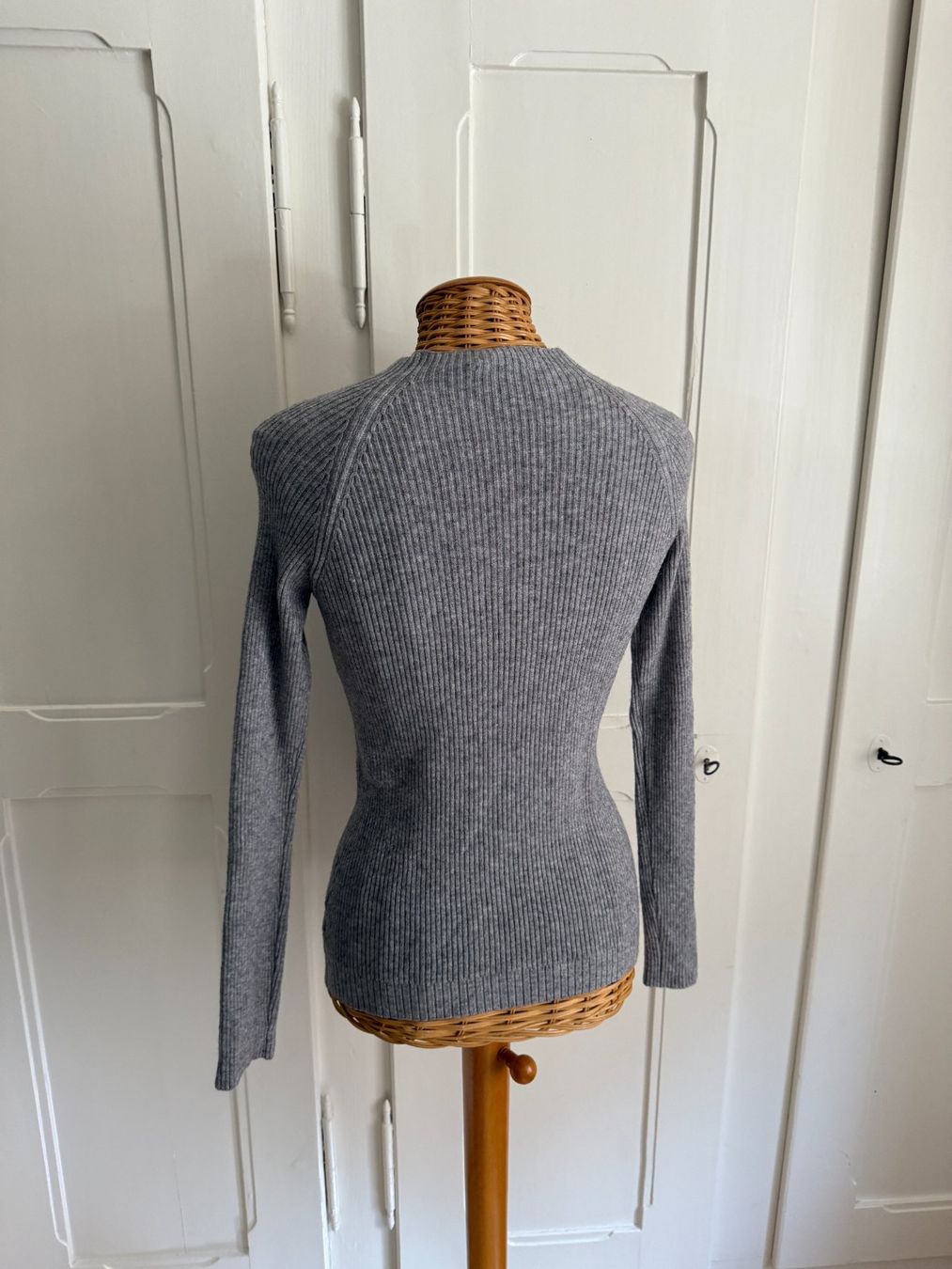 Please Jeans Pulls & Sweat-shirts: PLEASE - Strickpullover hellgrau gerippt XS – D'occasion à Zürich par Diazaio 2