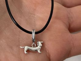 Dackelanhänger aus Silber an Lederhalsband. Neu