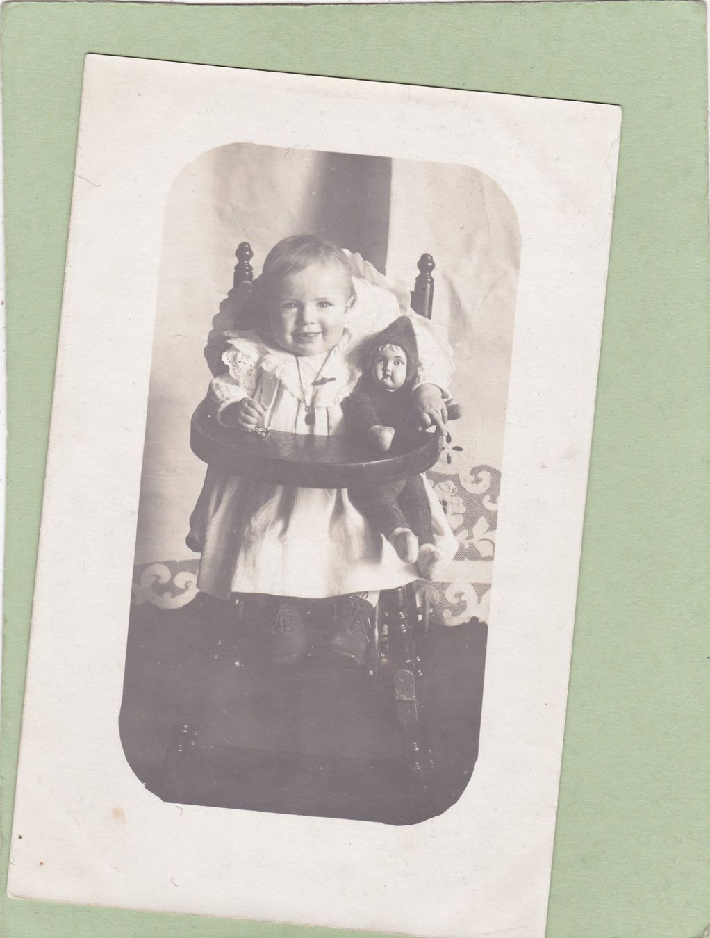 Cartoline postali: Photokarte Kind mit Puppe – Usato da Herisau venduto da Lisegrat2008
