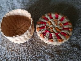 Körbchen mit Deckel geflochten bunt Handarbeit, Puppenhaus