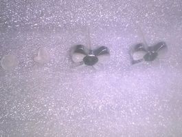 OHRRINGE MODESCHMUCK,,,,2 BLUMEN,,MIT DUNCKELGRÜN KRISTALL