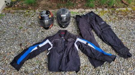 Motorrad Kombi mit Schuhen und Motoradhelm