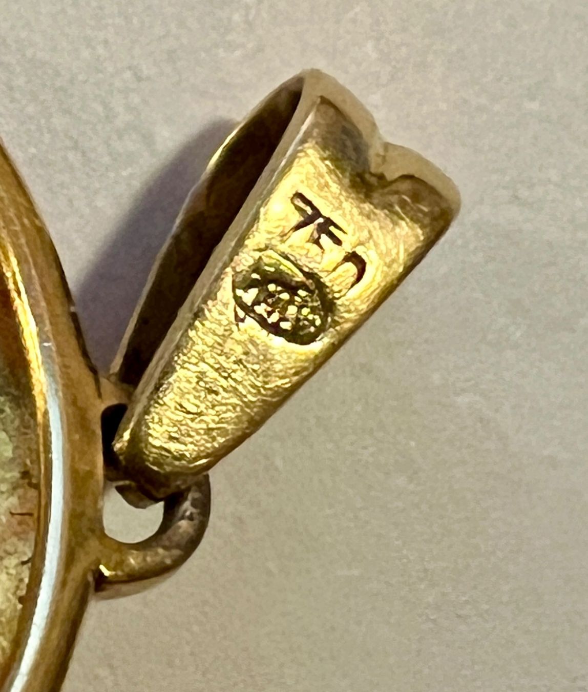 Ciondoli: Gold-Anhänger 18K mit Mondstein – Usato da Chur venduto da Penting1935 4