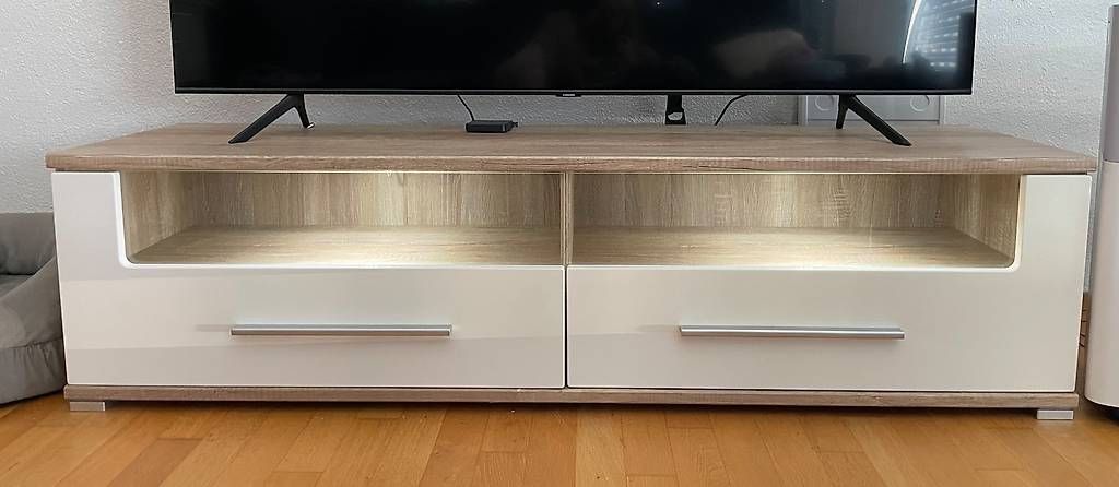 Mobili TV: TV Schrank mit Beleuchtung – Usato da Buchs SG venduto da nru_96yd
