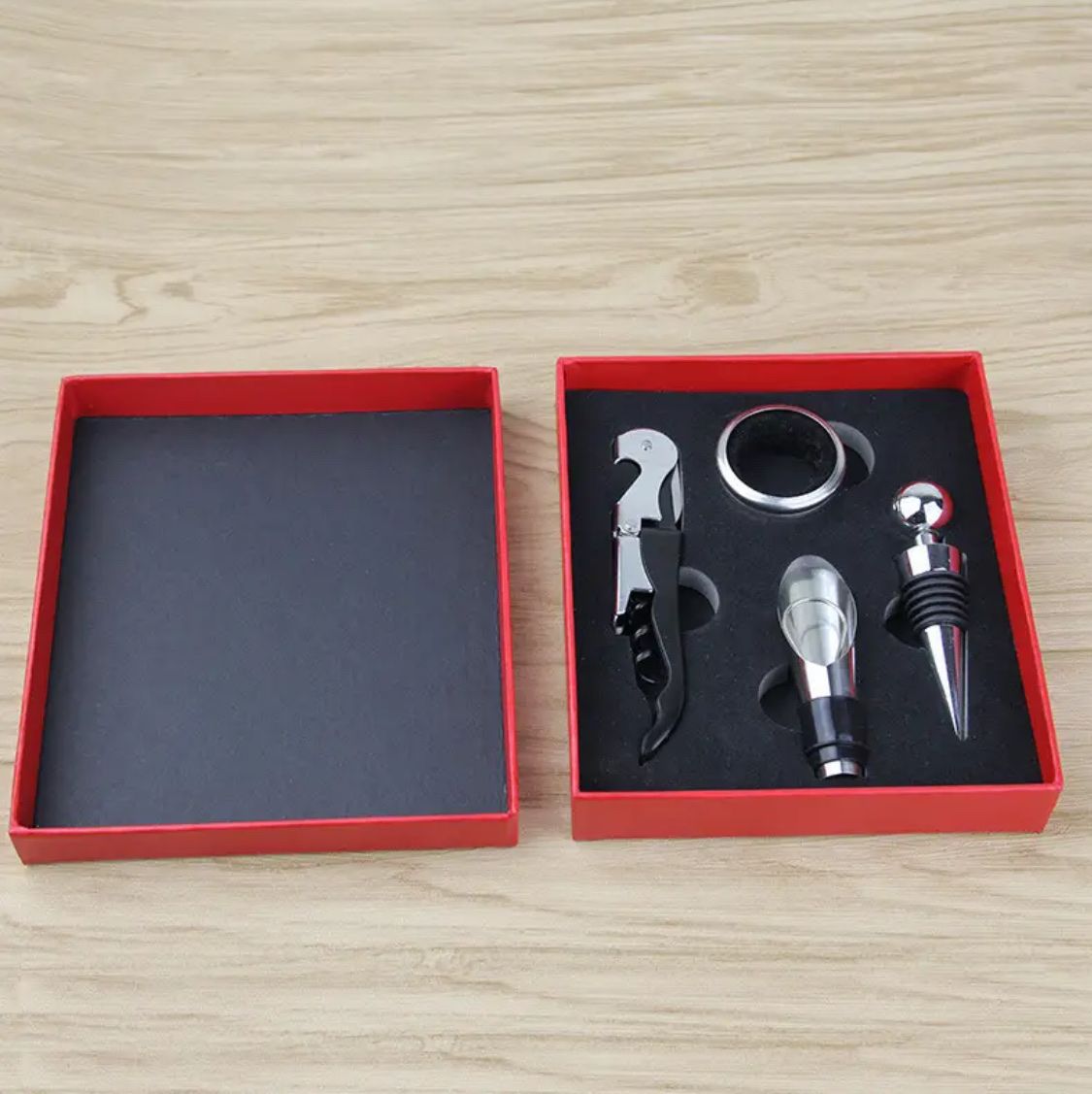 Apribottiglie & Tappi per chiusura: Wein Geschenkset - 4-tlg. Kellnermesser Ausgiesser neu – Nuovo e nell'imballaggio originale da Suhr venduto da SchnapperCH 1