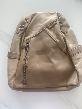 Damen Rucksack in Beige mit Reissverschluss neuwertig