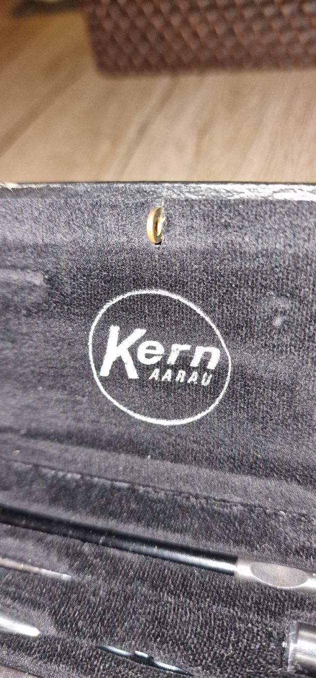 Compassi: Ensemble de compas 4 pcs "KERN SWISS" avec étui, années "50" – Usato da Genève venduto da Petit-Ange 3