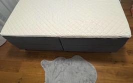 Lit double boxspring gris avec matelas bon etat