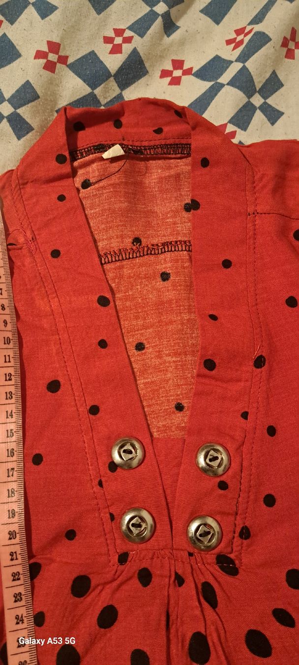 Blusen: Stylish red tunic with black flowers, size S – Gebraucht aus Bern von mahilini 4