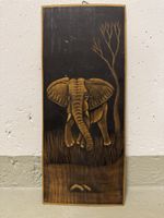 Holzbild, geschnitzt: Afrikanischer Elefant im Wald🐘🌳🖼️