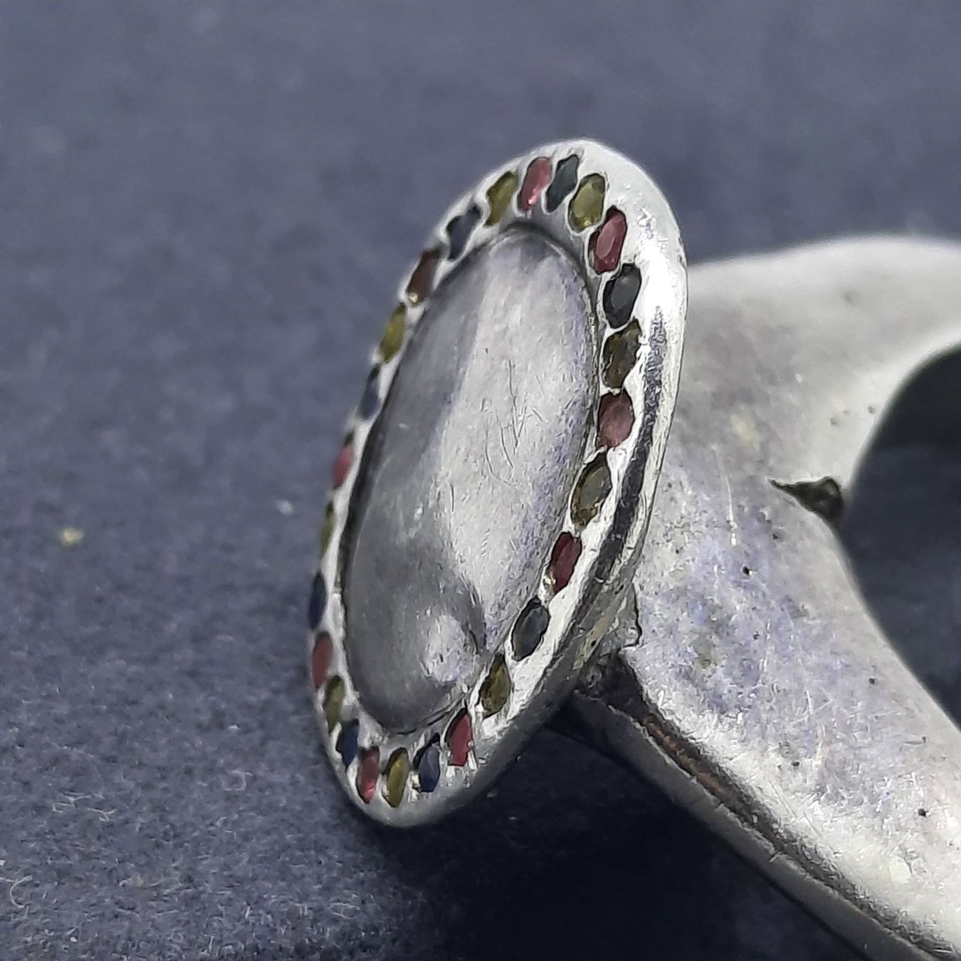 Bagues: Ästhetischer Silberring mit verschiedenfarbigen Edelsteinen – D'occasion à Unterägeri par Altgoldschmuck 4