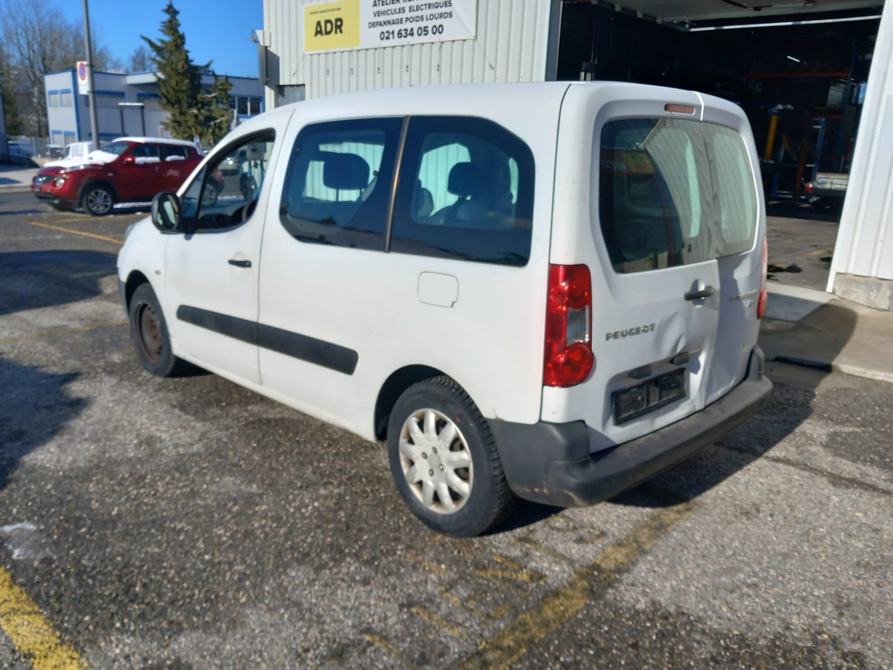 Peugeot Véhicules utilitaires: Peugeot Partner 1.6i 98 – D'occasion à Lausanne par  1