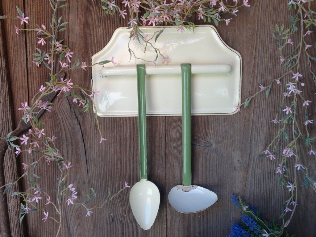 Toutes les décorations: antikes Emaille Hänge-Board Wand Email mit 2 Kellen in grün – D'occasion à Grossaffoltern par amo64 5