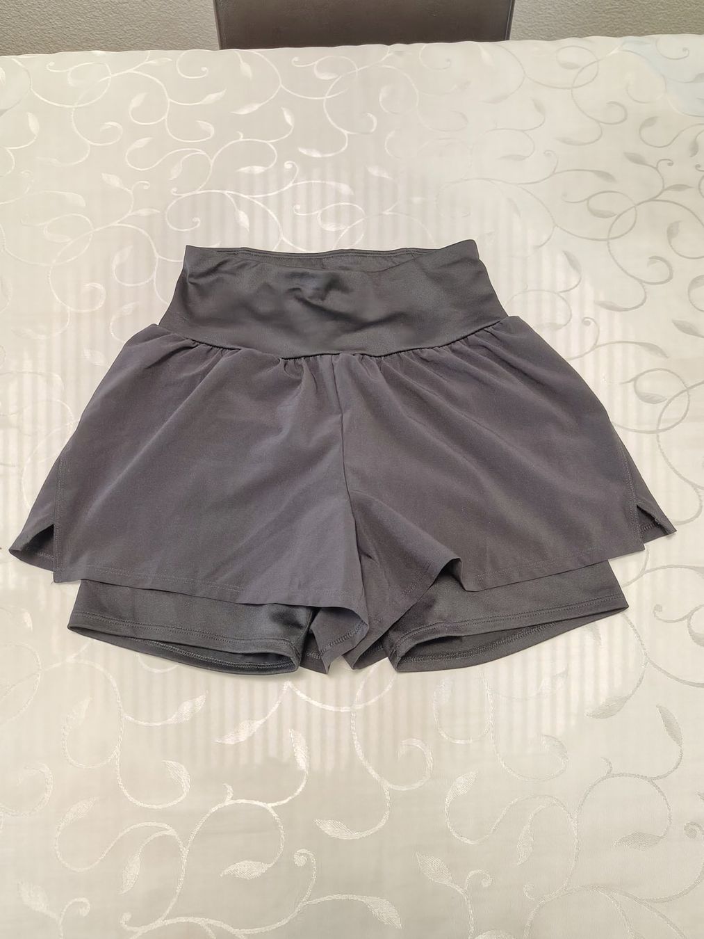 Pantaloni: schwarze Sport Shorts Gr XS oder ca 158 – Nuovo (secondo la descrizione) da Brüttisellen venduto da kikaninchen79 1