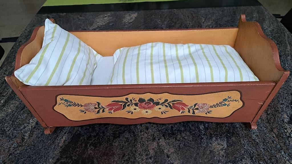 Carrozzine per bambole: Puppenwiege aus Holz, handgemalt – Usato da Waltenschwil venduto da ber_6rk8