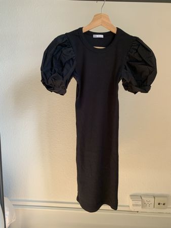 Robe noire manches bouffantes Zara
