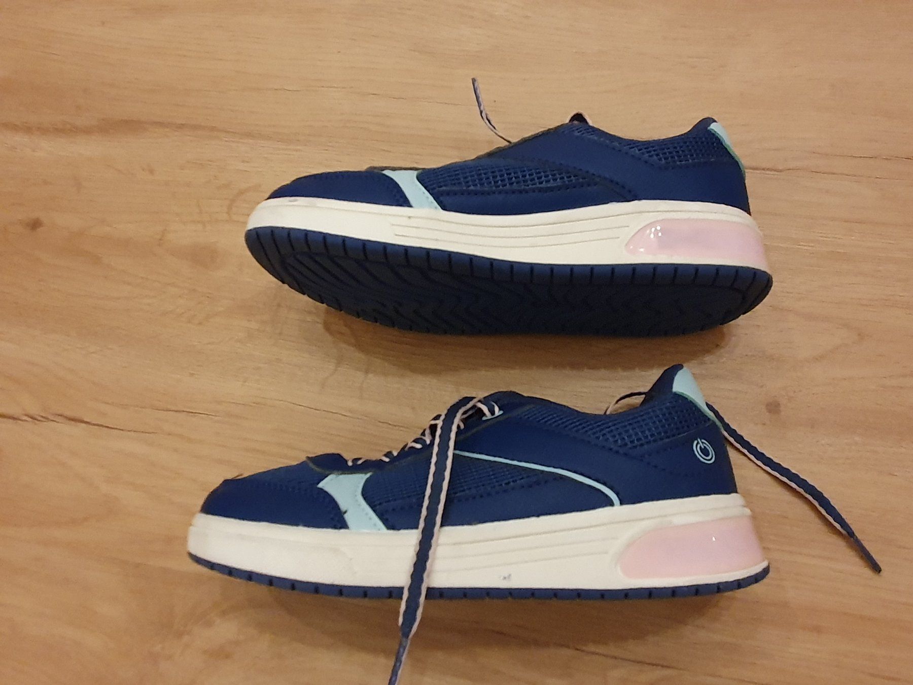 Schuhe für Mädchen: Sneaker Gr. 31, blau mit Leuchtfunktion – Neu (gemäss Beschreibung) aus Heinrichswil von frankie19860 6