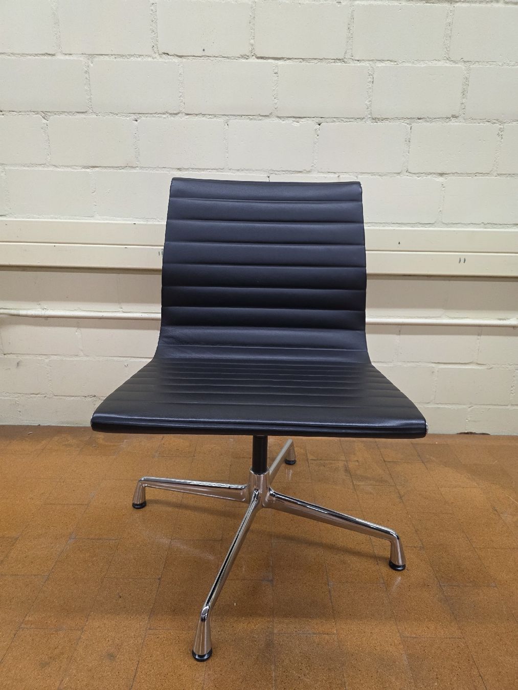 Vitra Sedie: Designer Stuhl Vitra EA 108 Eames in Leder – Usato da Lichtensteig venduto da UsedINStore 5