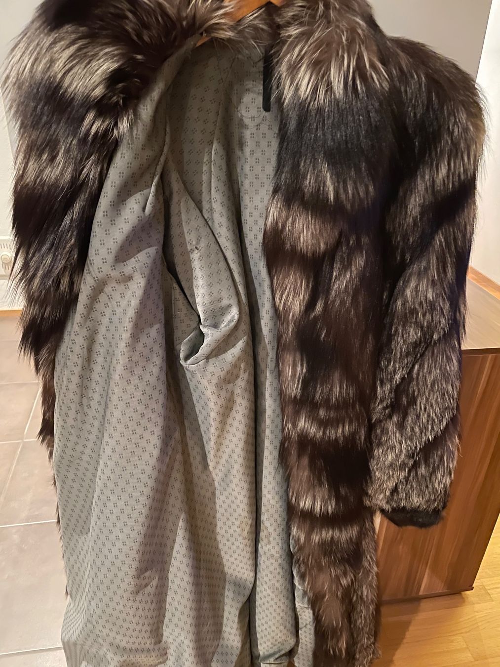 Cappotti: Pelzmantel Silberfuchs Gr. 38 / 40 – Usato da Emmenbrücke venduto da Ladyboutique 2