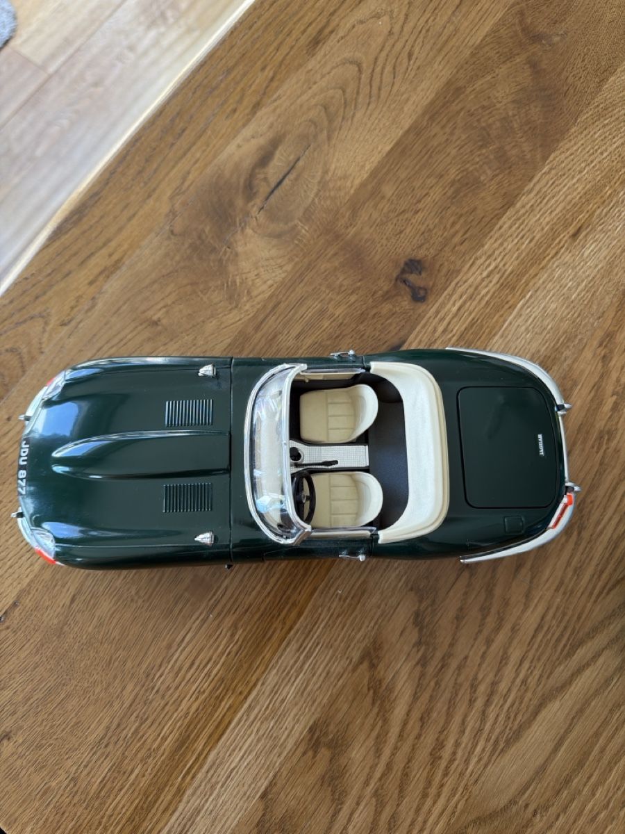 Bburago Modellini d'auto: Jaguar Type E Cabriolet 1961 1/18, BURAGO – Usato da La Chaux-de-Fonds venduto da JeanLeHerisson 3
