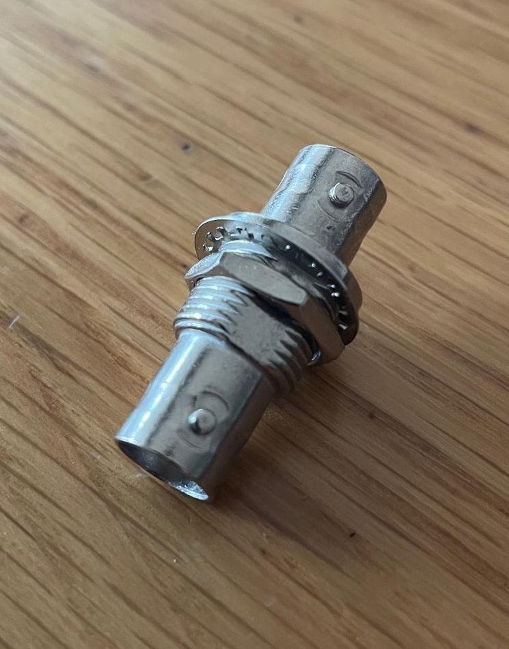 Laufwerke & Adapter: BNC auf BNC Adapter - Buchse 50 Ohm – Gebraucht aus Schaffhausen von Jove1 1