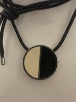 pendentif rond noir et blanc homme acier comme neuf