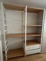 Offener Kleiderschrank