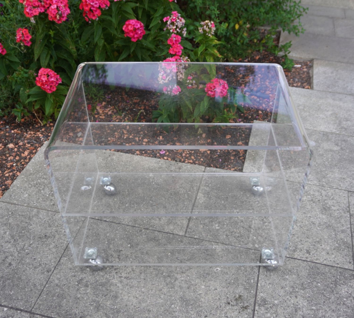 Tables: Vintage Plexiglas Beistelltisch mit Rollen MA366 – D'occasion à Basel par B.W.B. 1