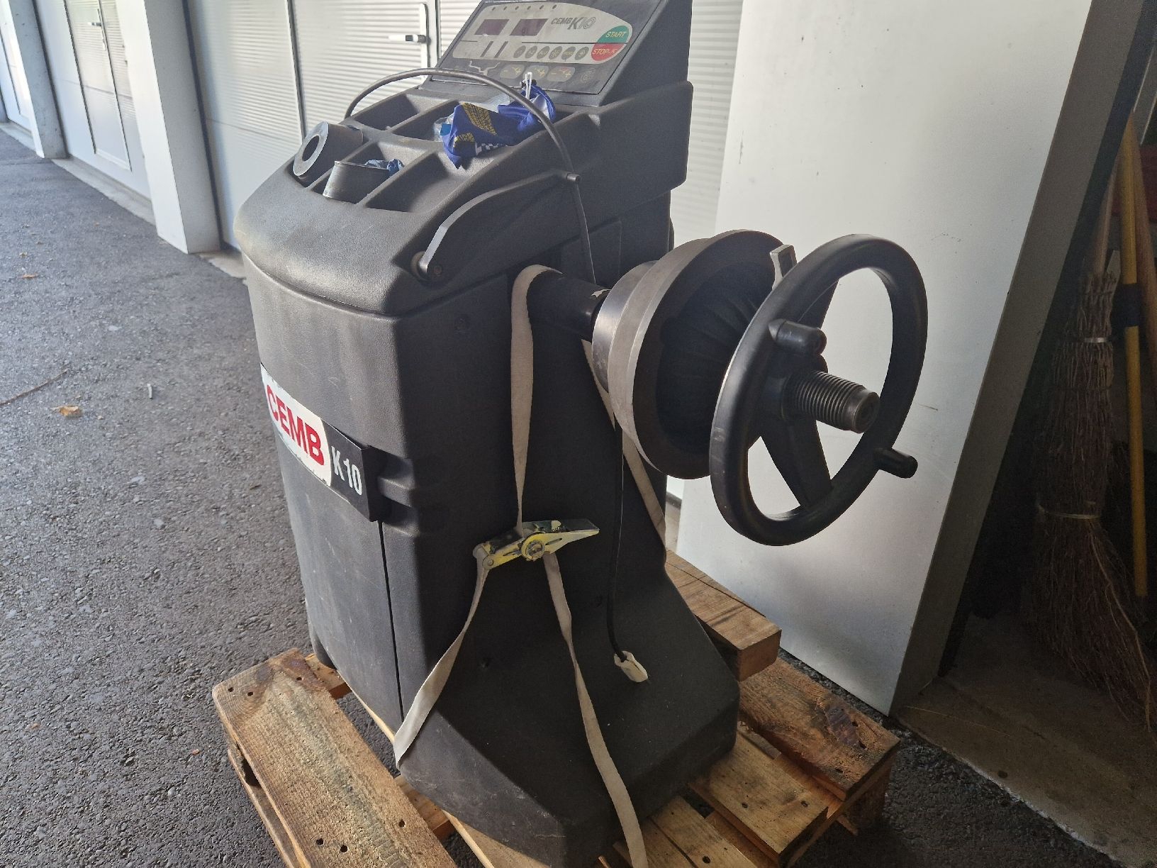 Tutte le macchine: Auswuchtmaschine CEMB K10 – Usato da Bellach venduto da Freddie3 1