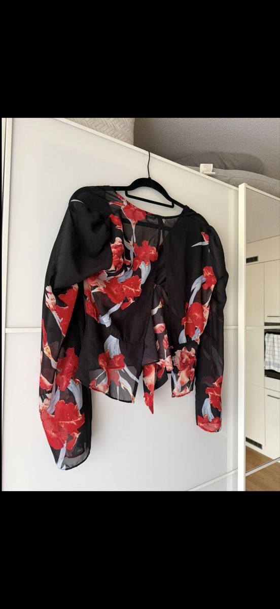 Guess Camicette: Guess Bluse 🍒 – Usato da Wil SG venduto da xrnvani 3