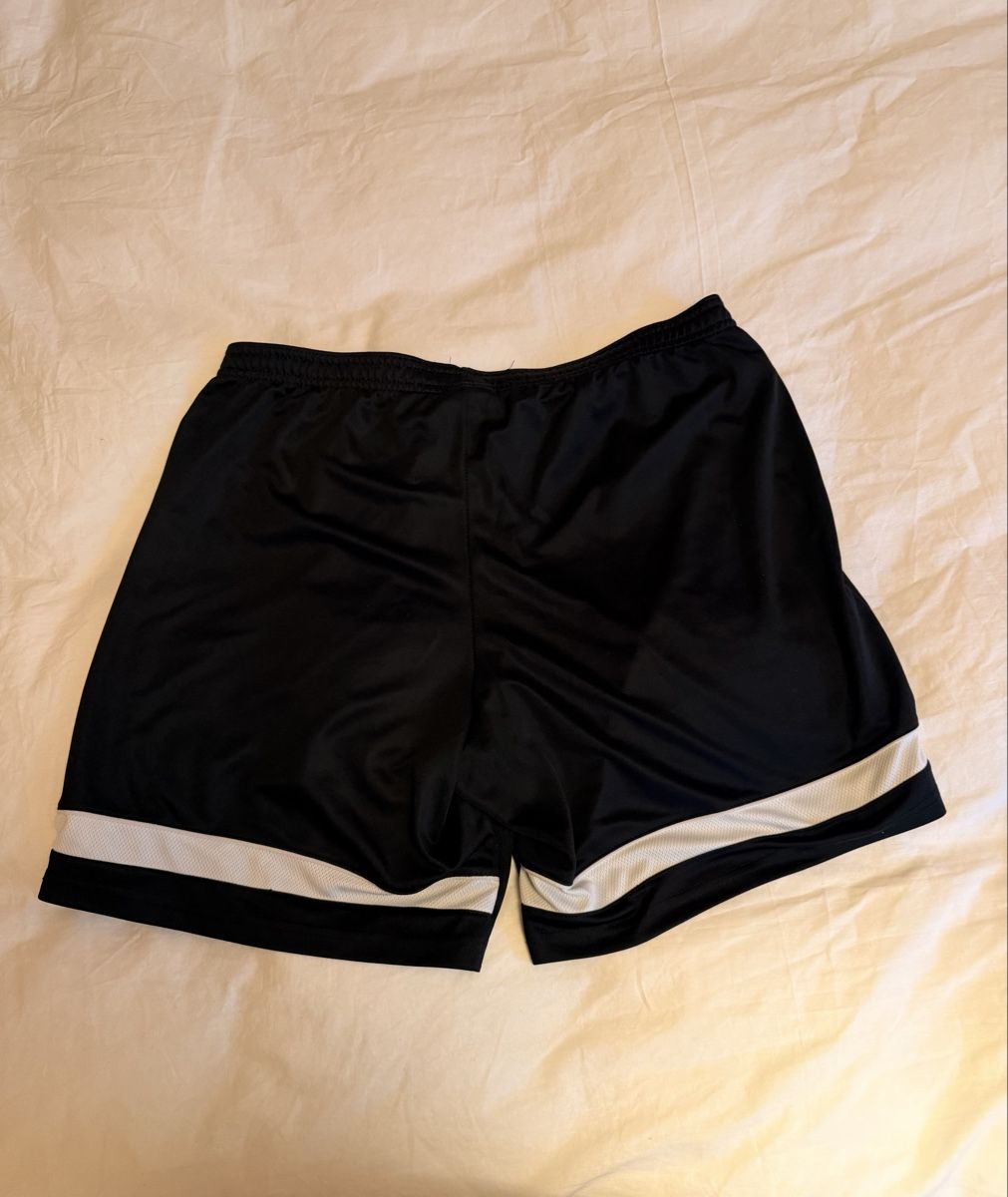 Nike Pantaloni: Short Nike unisexe  – Nuovo (secondo la descrizione) da Yverdon-les-Bains venduto da DellanegraJ 1