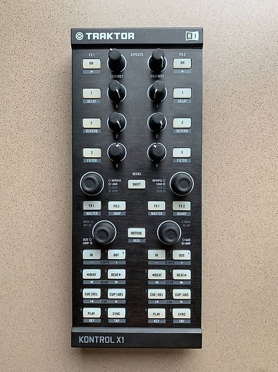 Console di mixaggio: Native Instruments Traktor Kontrol X1 DJ Controller USB MIDI – Usato da Seewen Sz venduto da car_95zr