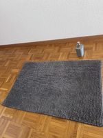 Badezimmer-Set: Grauer Badteppich und Seifenspender