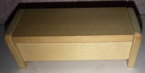 Giocattoli: Puppenstube Möbel Bank mit Deckel – Nuovo (secondo la descrizione) da Lutzenberg venduto da Pinschi01