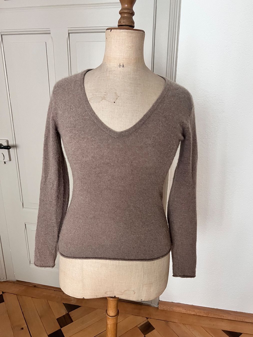 Maglioni & Felpe: 100% Kaschmirpullover, V-Ausschnitt, From Future,Gr. XS – Nuovo (secondo la descrizione) da Luzern venduto da dos_2fbx